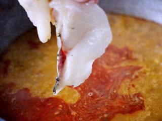 #辣味#麻辣水煮鱼,用刚才煮鱼头和鱼刺的锅里、加入腌制好的鱼肉片