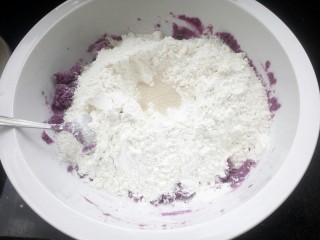 金边玫瑰,紫薯泥加面粉，酵母先搅拌，视面团的干湿程度添加温水