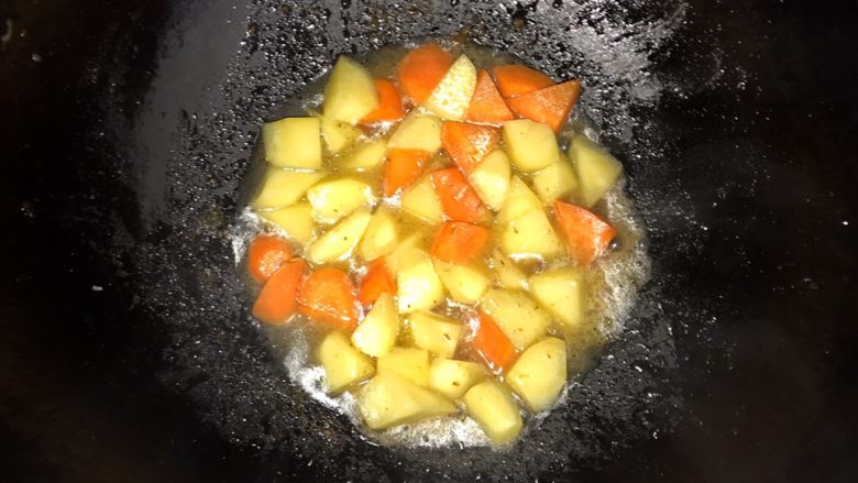 三色鲜炒牛腱,加水盖过土豆和胡萝卜，中火盖盖