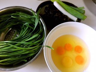 鸡蛋韭菜木耳水饺,准备鸡蛋，韭菜，水发木耳，大葱