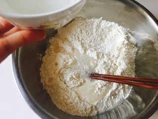 鸡蛋韭菜木耳水饺,面粉中加少许盐，分次加入清水，搅拌