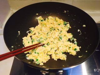 鸡蛋韭菜木耳水饺,锅中热油，下入鸡蛋用筷子翻炒成小块