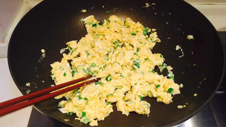 鸡蛋韭菜木耳水饺,锅中热油，下入鸡蛋用筷子翻炒成小块