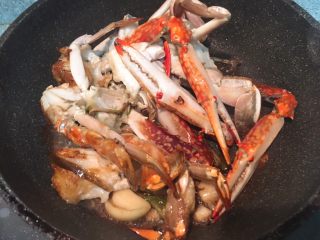 螃蟹粉丝煲,煮至变色