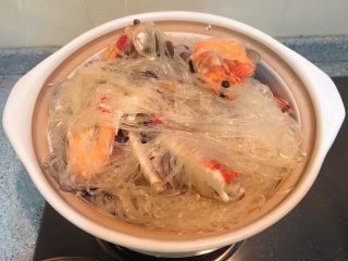 螃蟹粉丝煲,煮好的粉丝放入砂锅，放在最上层，加入螃蟹汤