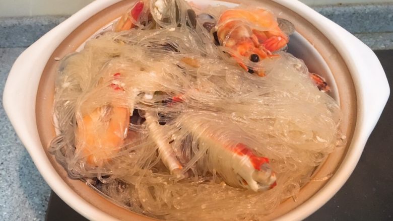 螃蟹粉丝煲,煮好的粉丝放入砂锅，放在最上层，加入螃蟹汤