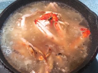 螃蟹粉丝煲,加热水没过螃蟹，煮五分钟，螃蟹汤留着备用