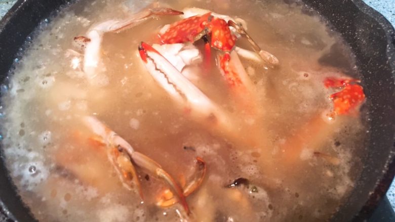 螃蟹粉丝煲,加热水没过螃蟹，煮五分钟，螃蟹汤留着备用