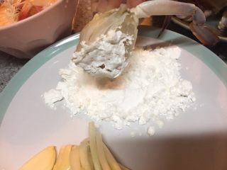 螃蟹粉丝煲,螃蟹肉的部分沾上淀粉