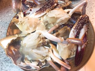 螃蟹粉丝煲,螃蟹切块