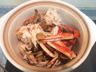 螃蟹粉丝煲,螃蟹捞出，放入砂锅