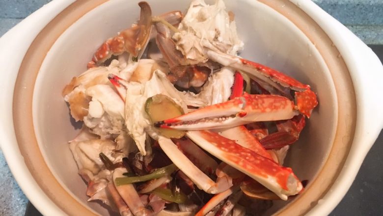 螃蟹粉丝煲,螃蟹捞出，放入砂锅