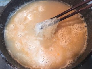螃蟹粉丝煲,粉丝放入螃蟹汤中小火煮五分钟