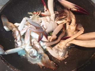 螃蟹粉丝煲,螃蟹沾淀粉部分朝下