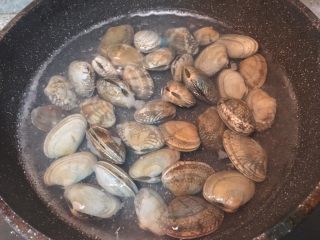 螃蟹粉丝煲,花蛤煮开，开壳就捞出，凉水冲洗干净
