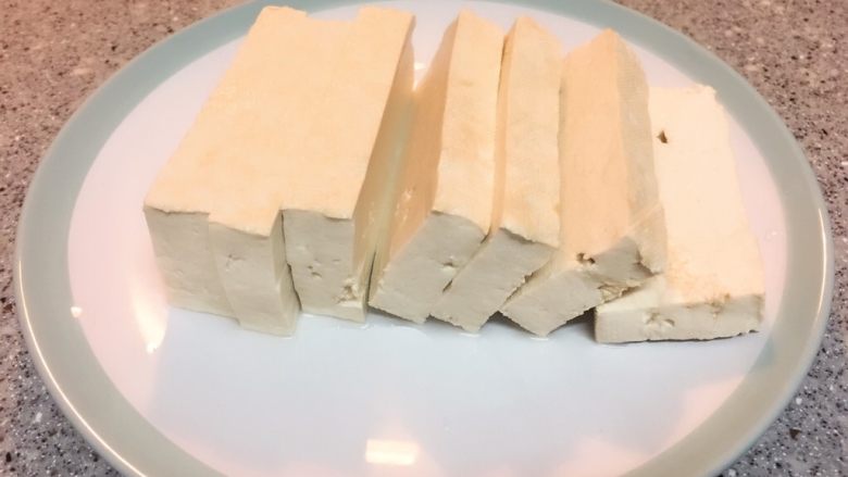 锅塌豆腐,切成1厘米的长方形