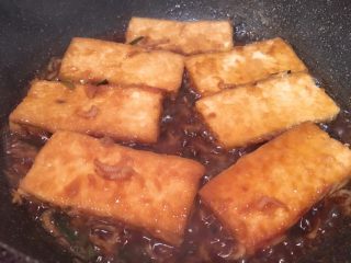 锅塌豆腐,放入煎好的豆腐，两面各煮几分钟，收汁