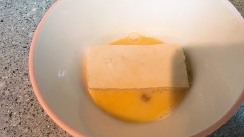 锅塌豆腐,豆腐裹上一层鸡蛋液