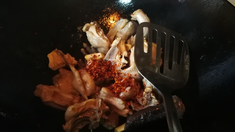 肾果烧鸡公,加入油炸辣椒芝麻碎，根据自己耐辣程度决定放多少。