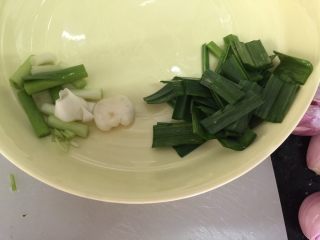 砂锅紫苏脆鲩鱼,把蒜苗的梗和叶子分开，分别切成小段