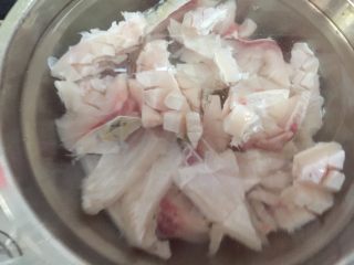 砂锅紫苏脆鲩鱼,把鱼肉放进盐水里泡3分钟