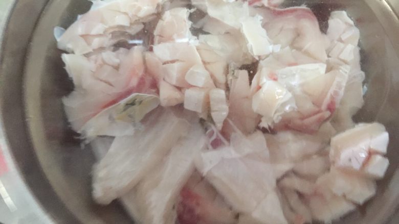 砂锅紫苏脆鲩鱼,把鱼肉放进盐水里泡3分钟