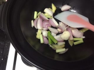 砂锅紫苏脆鲩鱼,放入小葱头、葱白继续爆香