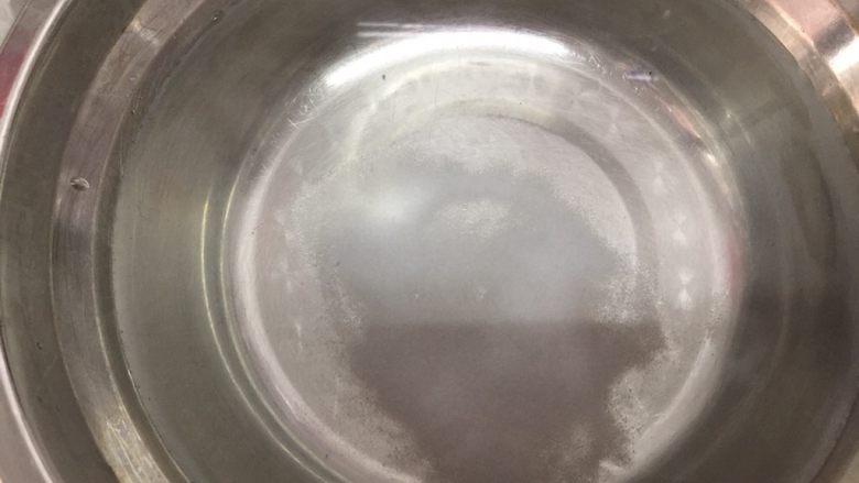 砂锅紫苏脆鲩鱼,洗干净沥干水后，准备一盆水，能没过鱼肉就行，放入6g盐，搅拌至融化