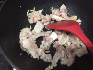 砂锅紫苏脆鲩鱼,把鱼肉片放锅里翻炒至变白捞起备用