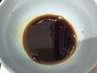 砂锅紫苏脆鲩鱼,用另一小碗放入酱油、老抽