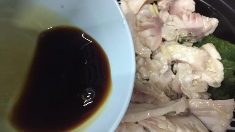 砂锅紫苏脆鲩鱼,均匀倒入酱料