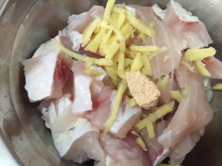砂锅紫苏脆鲩鱼,把切丝的姜放入鱼肉片里，加入鸡粉、油抓捏均匀，腌制30分钟