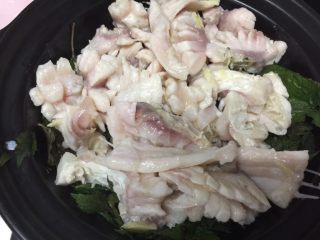 砂锅紫苏脆鲩鱼,马上把鱼片铺在配菜上
