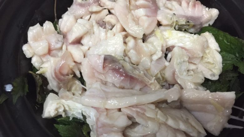 砂锅紫苏脆鲩鱼,马上把鱼片铺在配菜上