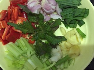 砂锅紫苏脆鲩鱼,姜、芹菜、红尖椒切小段、小葱头切小块、