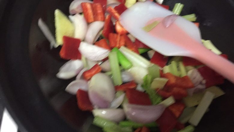 砂锅紫苏脆鲩鱼,放入芹菜和红尖椒，快速翻炒一下