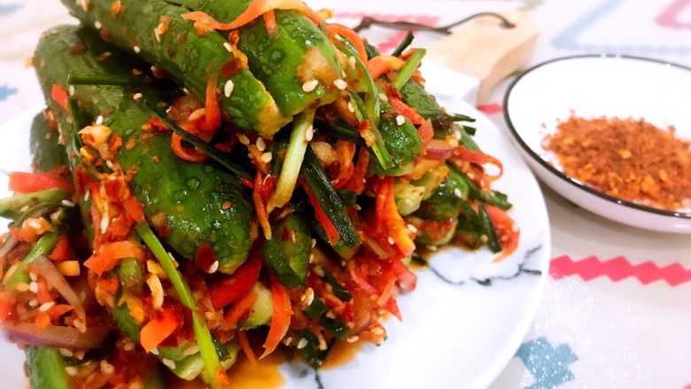 韩式腌小青瓜,把搅拌均匀的配菜装在小黄瓜十字口里即可（旁边辣椒面只是为了好看放那的没联系的😄）