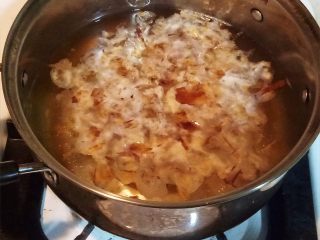 30分钟上菜-日式亲子丼(2人份),开火煮水，水滚后放柴鱼片进去，并洒上适量盐，做成柴鱼高汤(有昆布也可以放进去煮)，煮好后用滤网过滤，取约150克即可
