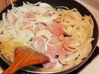 30分钟上菜-日式亲子丼(2人份),倒入鸡胸肉一起拌炒，鸡胸肉表面会逐渐转白