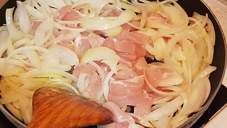 30分钟上菜-日式亲子丼(2人份),倒入鸡胸肉一起拌炒，鸡胸肉表面会逐渐转白