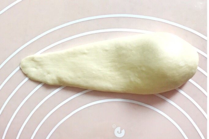 早餐+一次性发酵牛角肉松面包（无糖低油）,先把水滴的细头用擀面杖擀开，尽量擀长一些，一次不行，可以再多擀几次