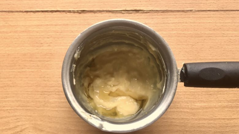 柠檬薯条塔塔,一点一点倒入融化的黄油，并不断搅拌至完全融合。放灶上小火又加热至浓稠。