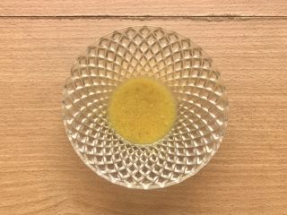 柠檬薯条塔塔,在柠檬皮上用擦板擦出柠檬皮屑。一个的量。我这混了点柠檬汁所以可能看的不是太清晰一丝一丝。