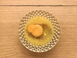 柠檬薯条塔塔,倒入柠檬汁和鸡蛋，鸡蛋打散混合柠檬汁和柠檬皮屑。