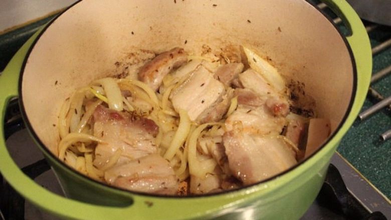 葡萄酒醋炖猪肉高丽菜,将原先煎好的猪肉也放回锅内拌炒一下。