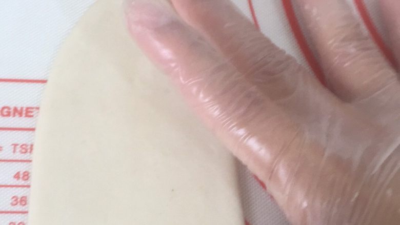 豆沙麻薯蛋黄酥,长度大概就是大拇指到中指的距离