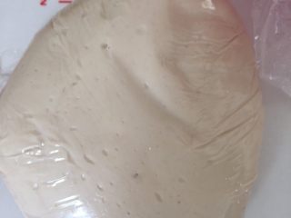 豆沙麻薯蛋黄酥,取出油皮在揉面垫上稍微揉成光滑的面团盖上保鲜膜醒45－50分钟
