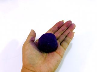 原味紫薯饼健康美味的做法,分成40克的量，在手上滚成圆形。
