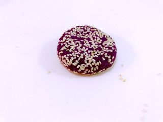 原味紫薯饼健康美味的做法,用手轻轻压扁成圆形。