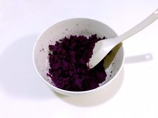 原味紫薯饼健康美味的做法,去皮，压成泥。